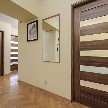 Lumina I 2br With Balcony I 8 Guests I Arkadia Mall شقة
